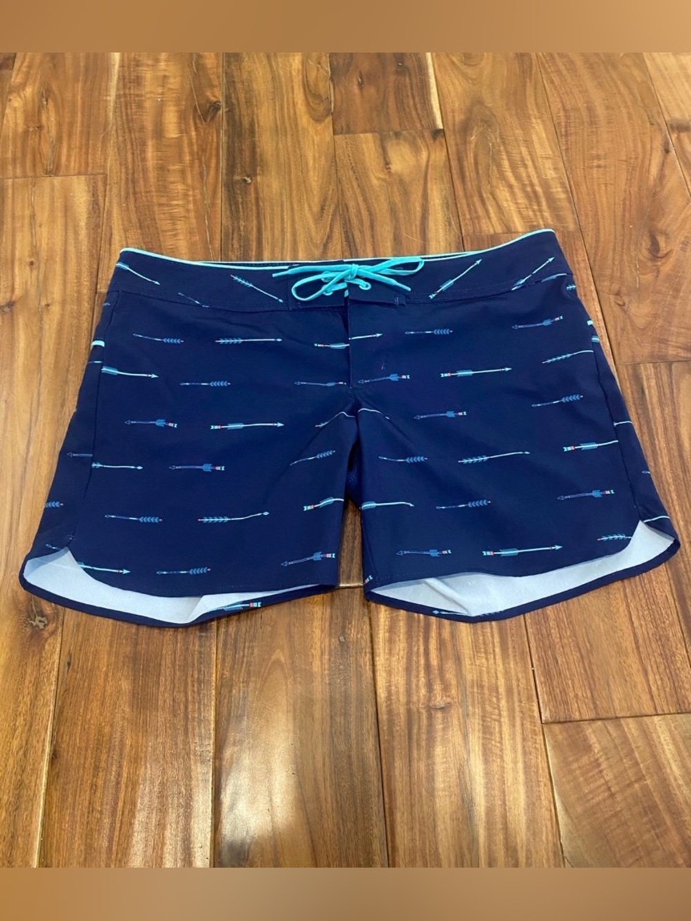 Carve Designs Womens Board shorts Arrow Design Size 4